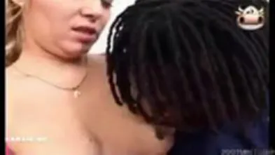 Трахают блондинку поочереди