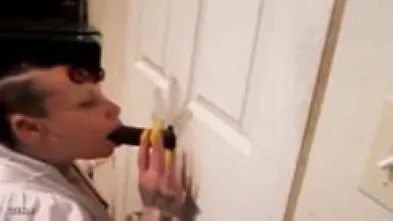 Под стоны из порнушки сосет черный член торчащий из двери