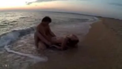Занимаются любовью на приливе