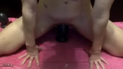 Кончает от больших игрушек