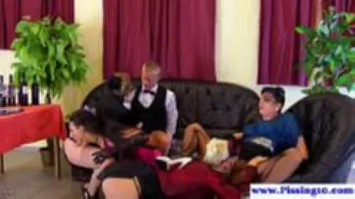 Четыре озабоченные бабы устроили би оргию с официантом