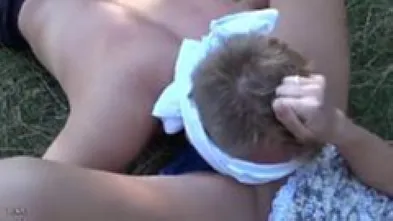 Женщина получает бурный сквирт оргазм от мощного куни