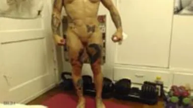 Татуированная девушка качок