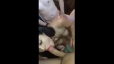 Два парня пригласили домой молоденькую шмару