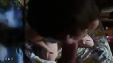 Сестренка учится сосать