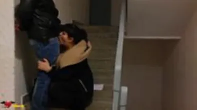 Зрелая супруга игриво сосет член мужа на лестнице в подъезде