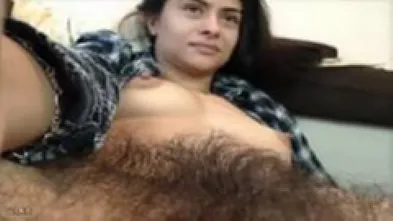 В приват чате ласкает мохнатую манду руками и игрушкой