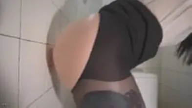 Присела на самотык в толчке