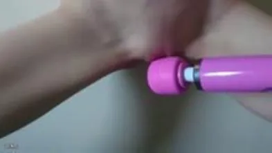 Прислонил вибратор к клитору стоящей у стены девушки