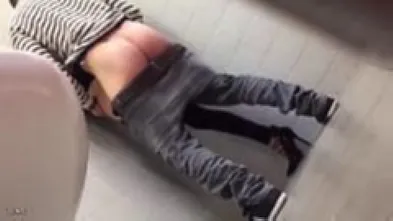 Подглядывает за еблей студентов в туалете университета