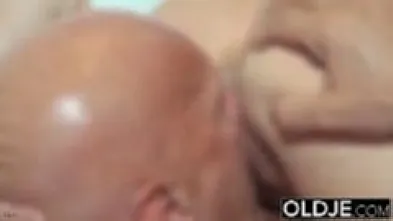 Батя поимел 18-летнюю дочь в задницу, узнав, что она порно модель