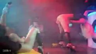 Голая Катя Самбука трахает себя дилдо на концерте в ночном клубе