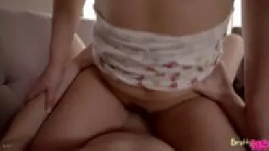 Нерд хотел помочь сестре с учебой, но вместо этого она помогла расслабиться