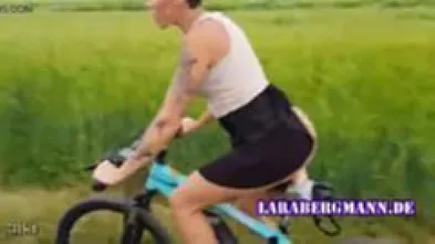 Едет на велосипеде с самотыком
