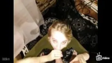 Молодая блонди любит размазывать помаду во время минета