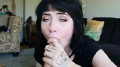 Порно актриса даже дома делает минет на камеру