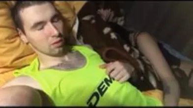 Блогер руки базуки пробует себя в порно