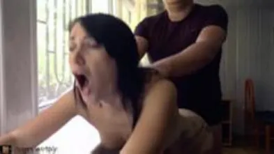 Миниатюрная брюнетка знает толк в сексе