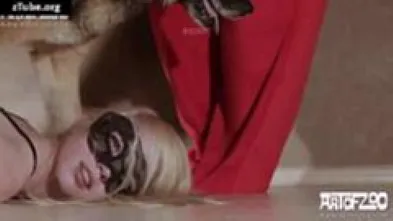 Блондинка с питомцем в новогоднюю ночь