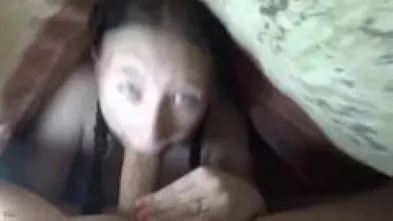 Сеструха сосёт хер под одеяом