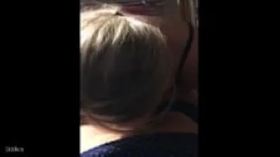 Сосёт парню по тихоньку