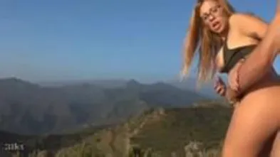 Красивый секс в горах