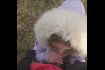 Лера сосёт на природе