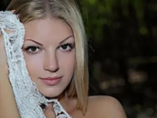 Голая девушка с шалью