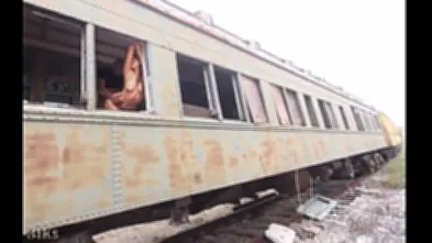 Трахает бабу в старом вагоне