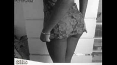 Показывает попку