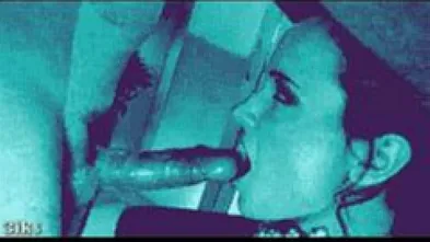 Глубоко заглатывает член брюнетка