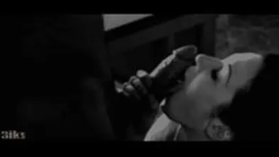 Облизывает и заглатывает член