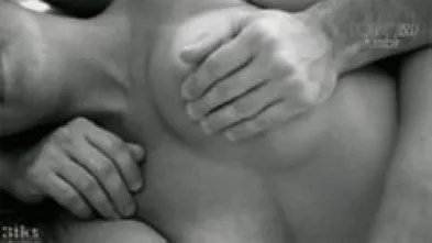 Ласкает грудь