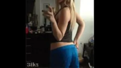 Крутит попкой с телефоном