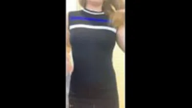 Показала сисечки и попку